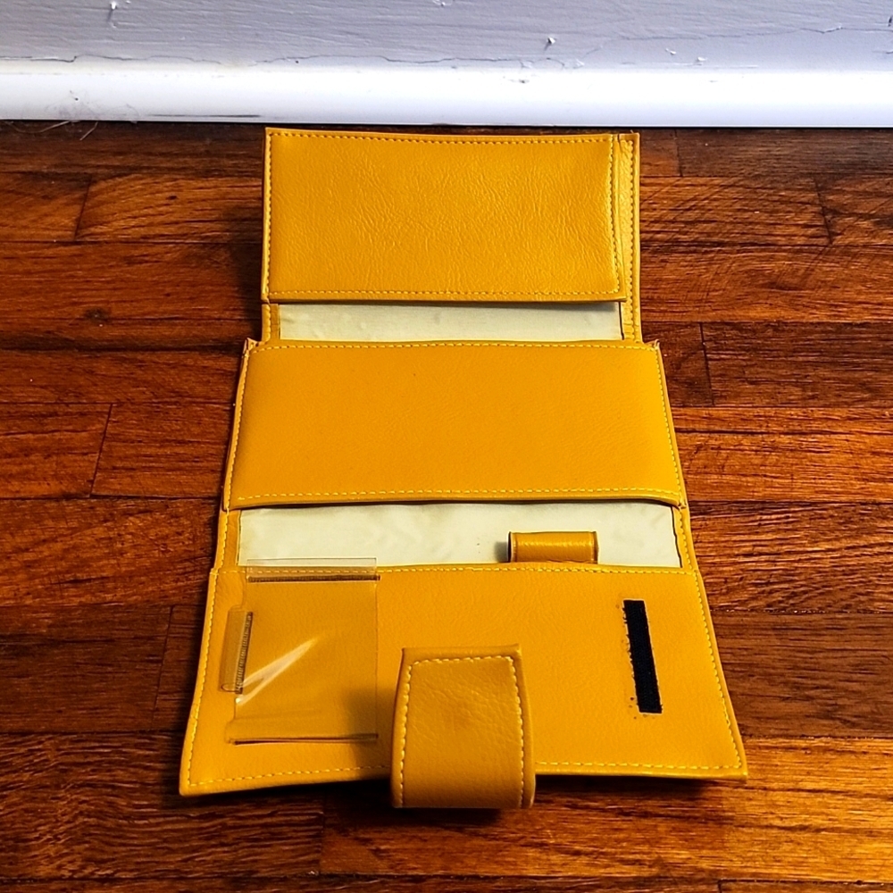 ๐ Fun Fall Golden Yellow Wallet - Picture 4 of 6